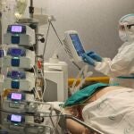 Un paciente con covid en la UCI del Hospital Reina Sofía de Córdoba