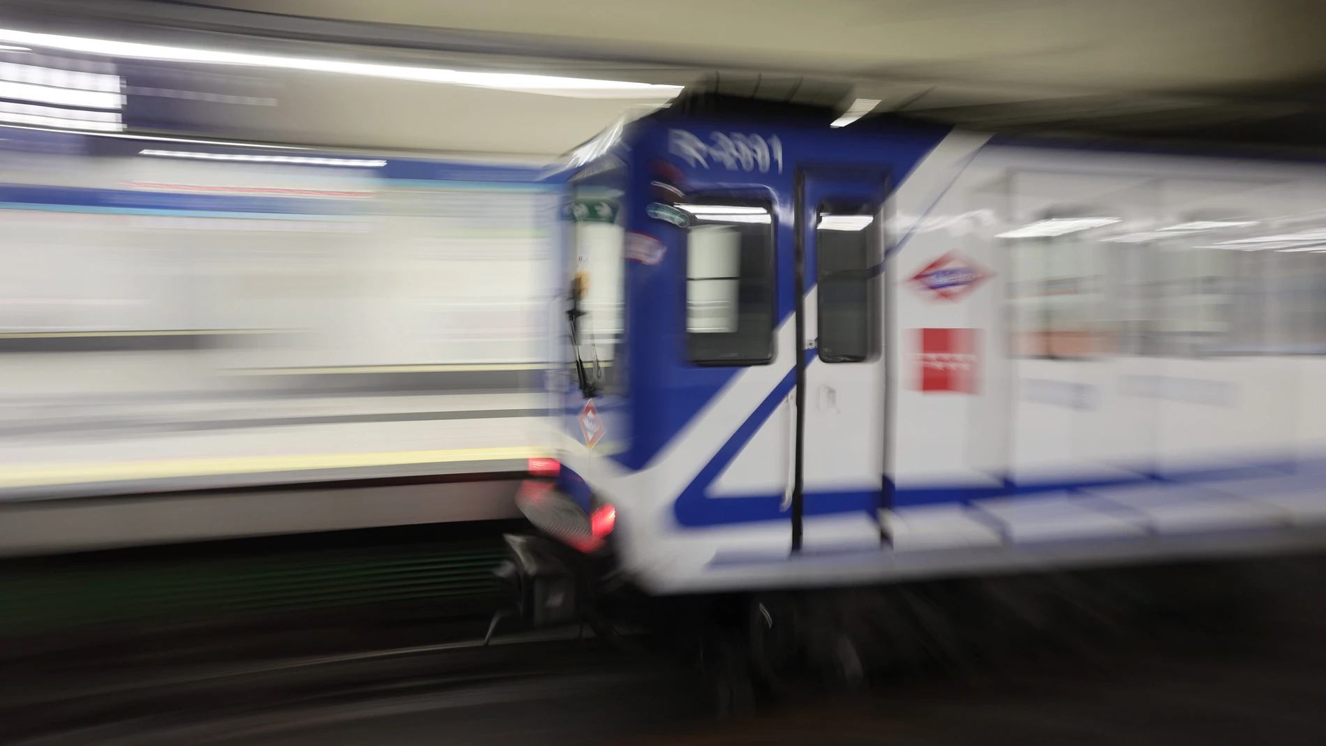 Un tren llega al andén en el Metro de Madrid