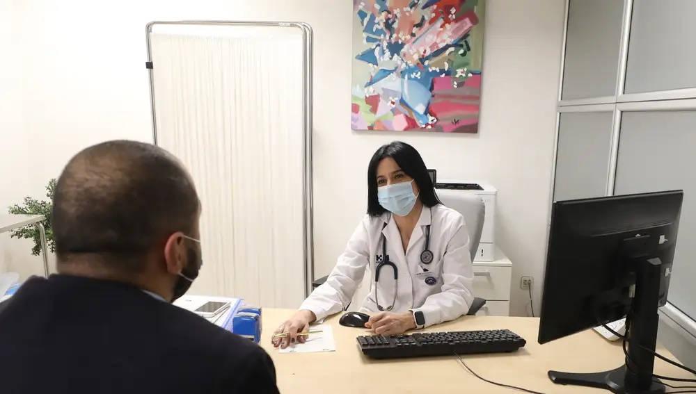 Una doctora atiende a un paciente en consulta