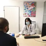 Una doctora atiende a un paciente en consulta