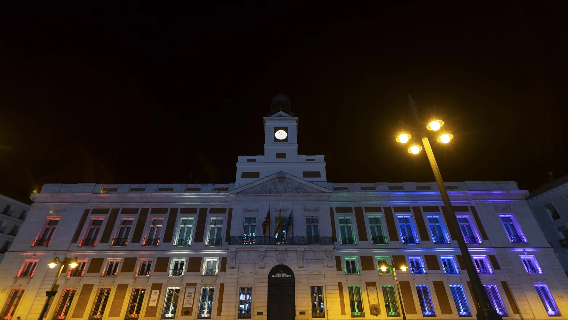 La Real Casa de Correos se ilumina con los colores del arcoíris para celebrar el Día del Orgullo LGTBI