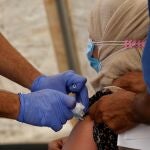 Una mujer recibe la vacuna contra el coronavirus
