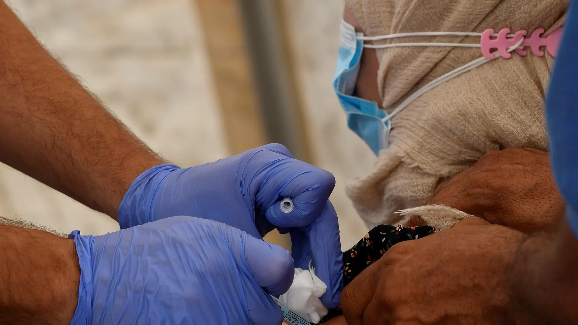 Una mujer recibe la vacuna contra el coronavirus