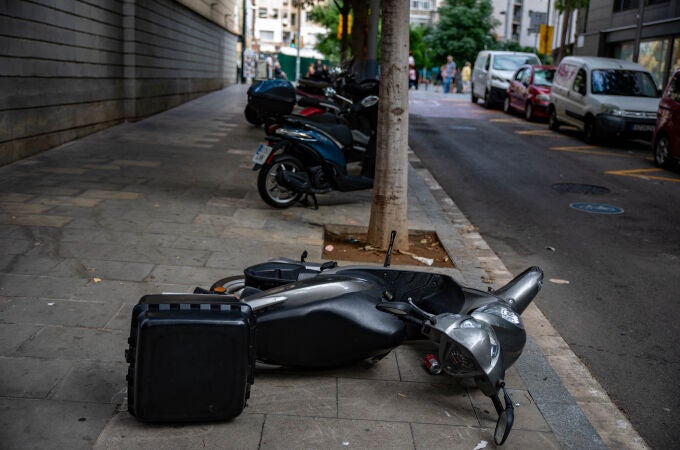 Una motocicleta tirada en la acera durante los altercados en las Fiestas de la Mercé, a 25 de septiembre de 2022, en Barcelona. Kike Rincón / Europa Press