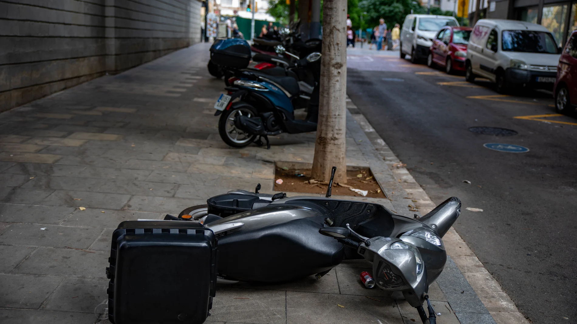 Una motocicleta tirada en la acera durante los altercados en las Fiestas de la Mercé, a 25 de septiembre de 2022, en Barcelona. Kike Rincón / Europa Press