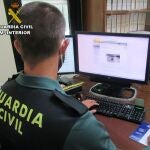 Un guardia civil trabaja ante un ordenador