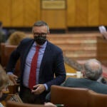 El nuevo portavoz del Grupo Parlamentario Vox, Manuel Gavira, conversa diputados de su bancada