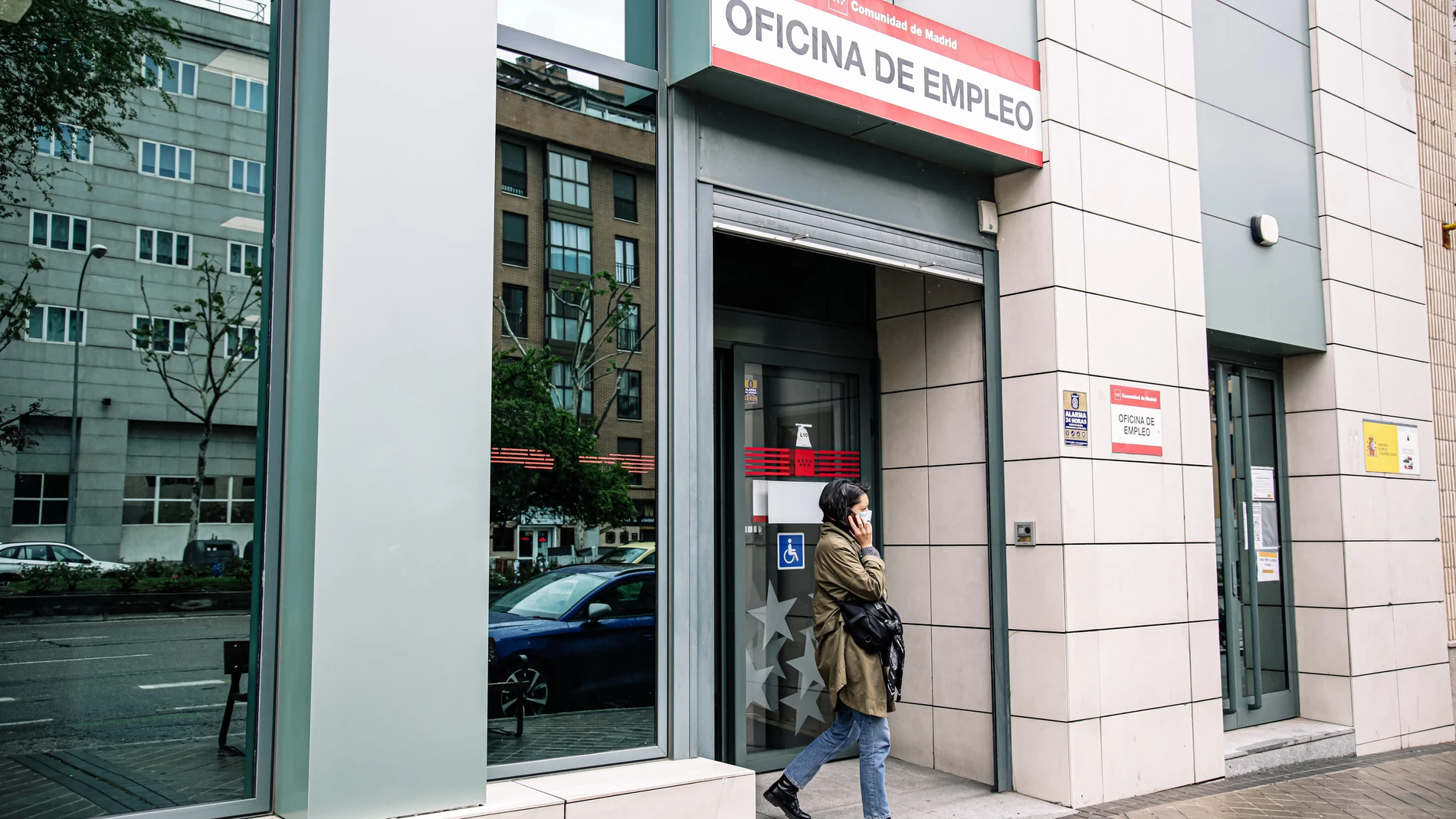 Una mujer sale de la Oficina de Empleo de Méndez Álvaro, en Madrid