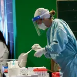 Un trabajadora sanitaria se prepara para realizar tests de antígenos