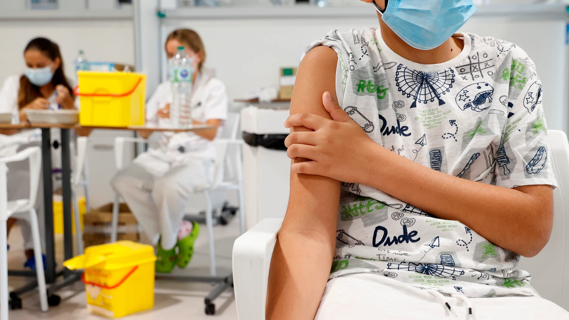 Un adolescente aguarda tras vacunarse contra la Covid-19 en el hospital Enfermera Isabel Zendal de Madrid