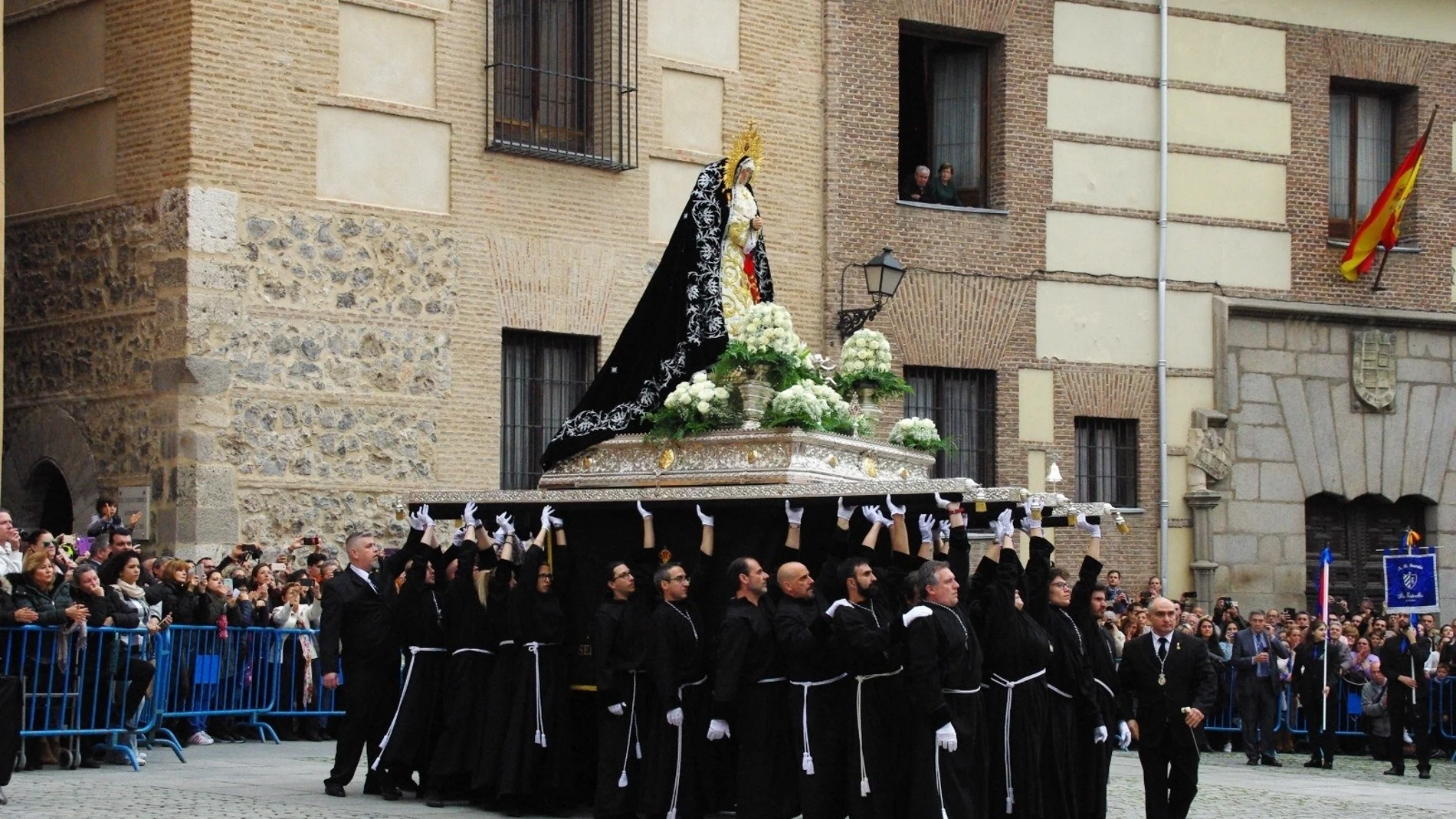 La Virgen de la Soledad procesiona el Sábado Santo por calles del centro de Madrid