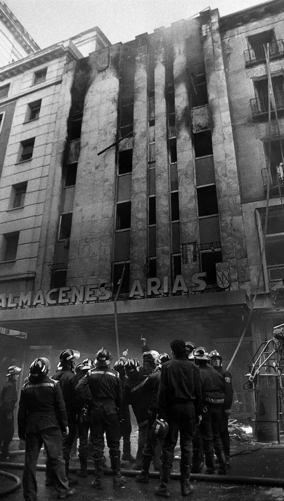 Fotografía de archivo del incendio en los populares almacenes Arias de Madrid