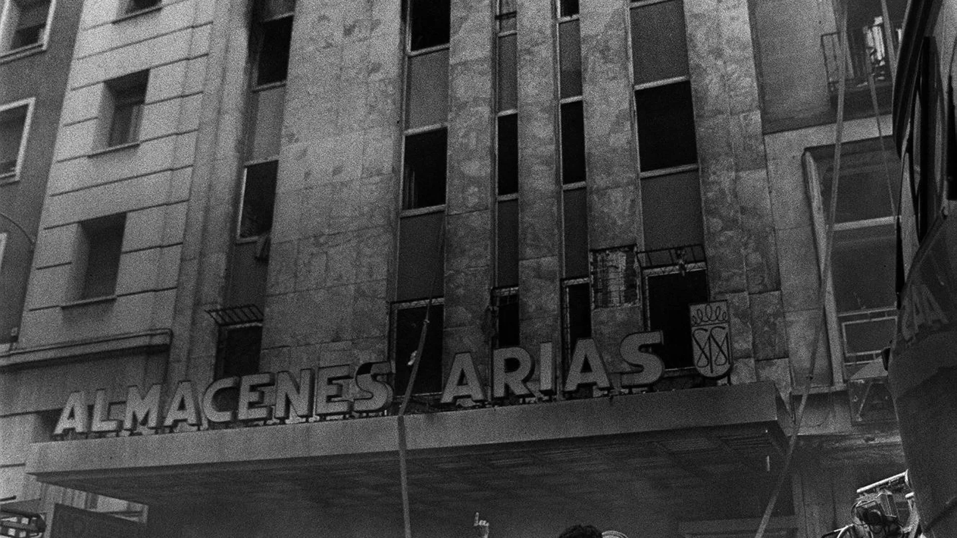 Fotografía de archivo del incendio en los populares almacenes Arias de Madrid