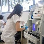 Sanitarios operan en el laboratorio del Hospital de Emergencia Covid de Sevilla