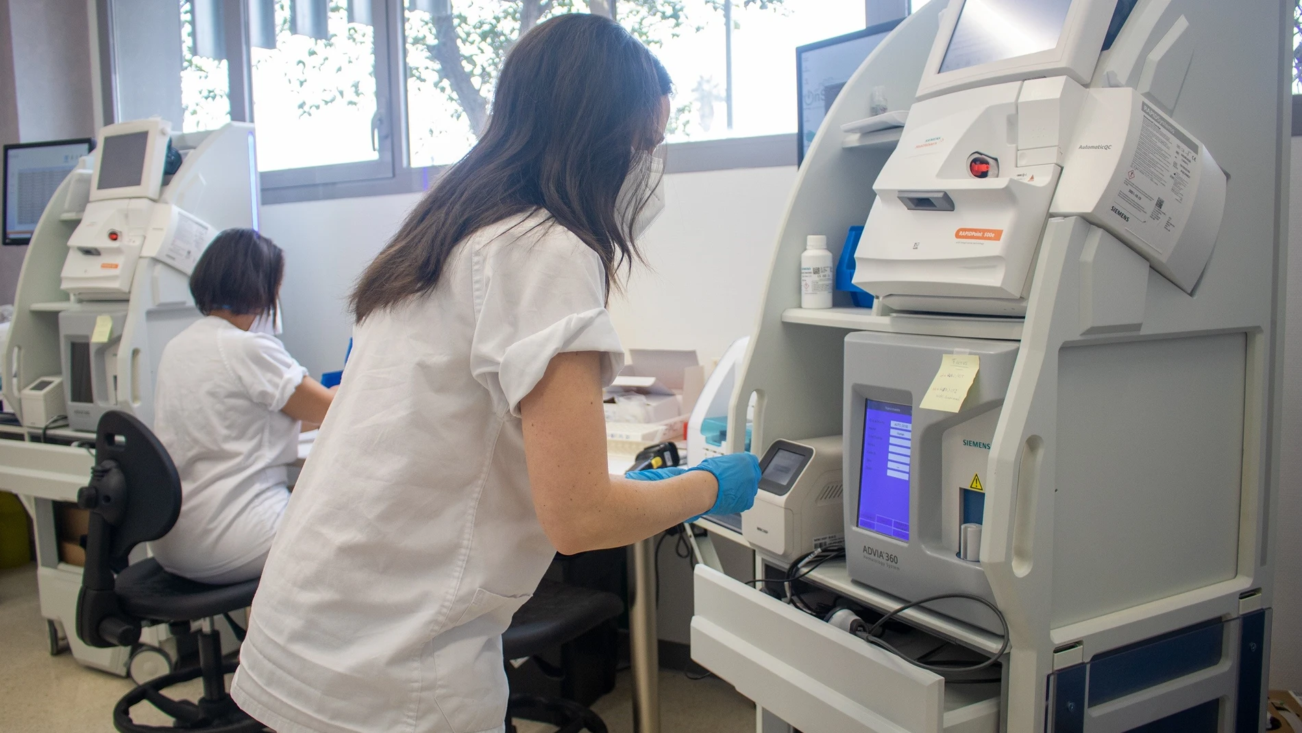 Sanitarios operan en el laboratorio del Hospital de Emergencia Covid de Sevilla