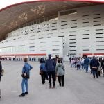 Vista de las personas que esperan para recibir la vacuna en el estadio Wanda Metropolitano de Madrid