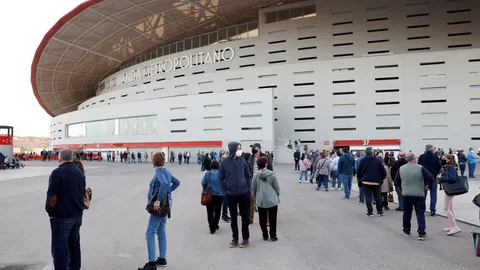 Vista de las personas que esperan para recibir la vacuna en el estadio Wanda Metropolitano de Madrid