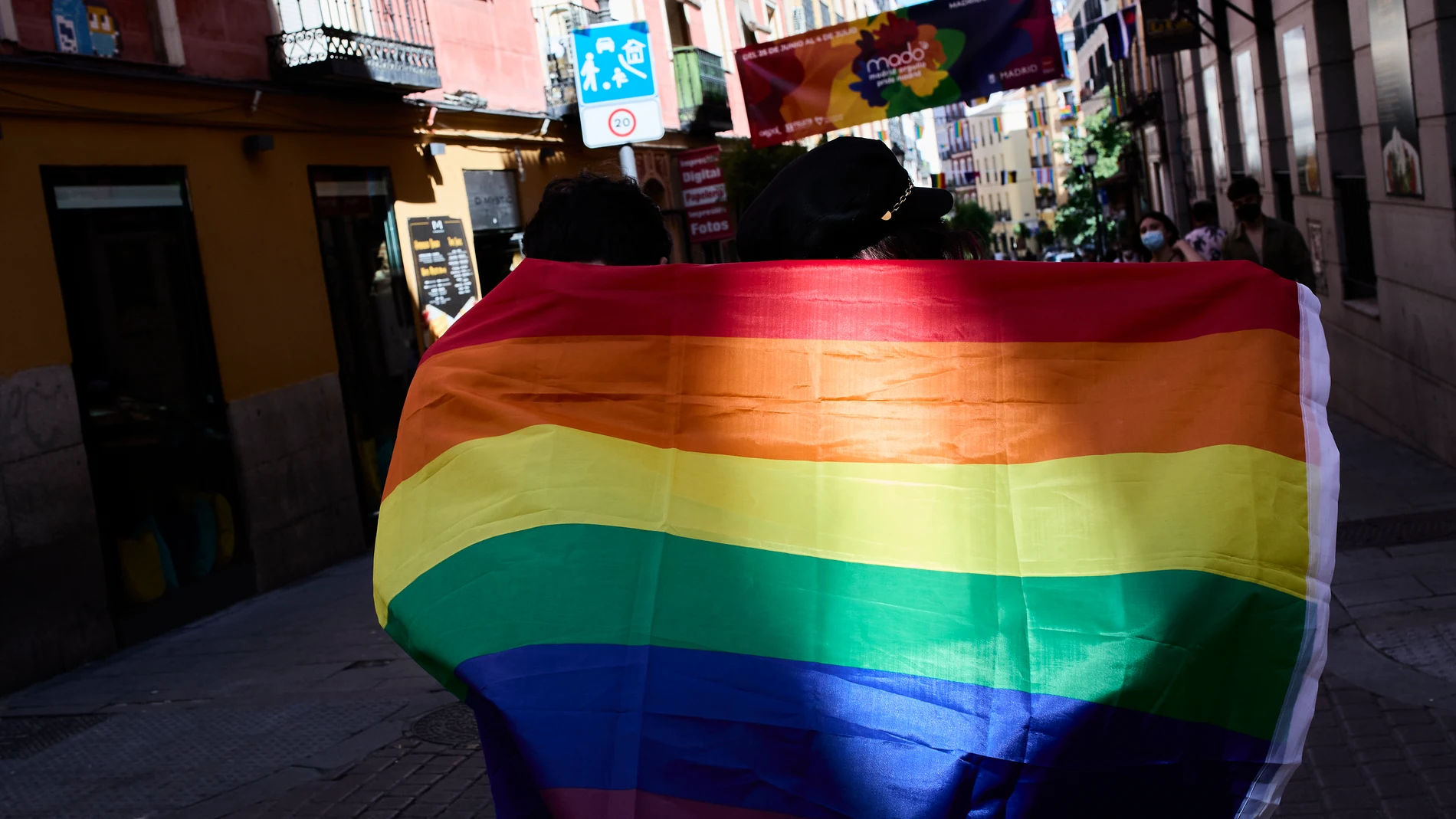 Bandera LGTBI en el barrio de Chueca durante la celebración del Día Internacional del Orgullo LGTBI