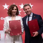 Isabel Díaz Ayuso e Emiliano García-Page en la firma de la renovación del convenio transporte entre Madrid y Castilla-La Mancha