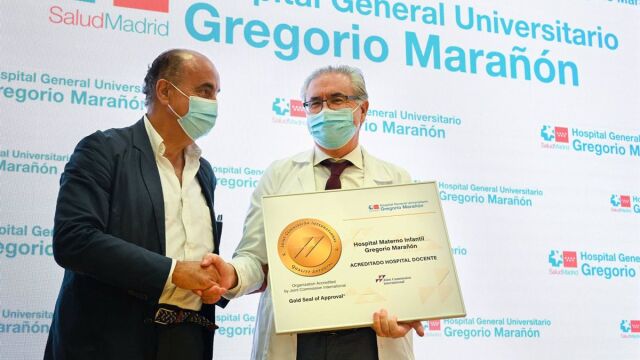 El viceconsejero Antonio Zapatero entrega el reconocimiento de la Joint Commission International a Joseba Barroeta, gerente del HGU Gregorio Marañón