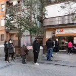 Un grupo de personas esperan en una fila en el Centro de Salud Abrantes, en Madrid. Los centros de salud se han colapsado ante la petición de bajas y altas laborales estos pasados días