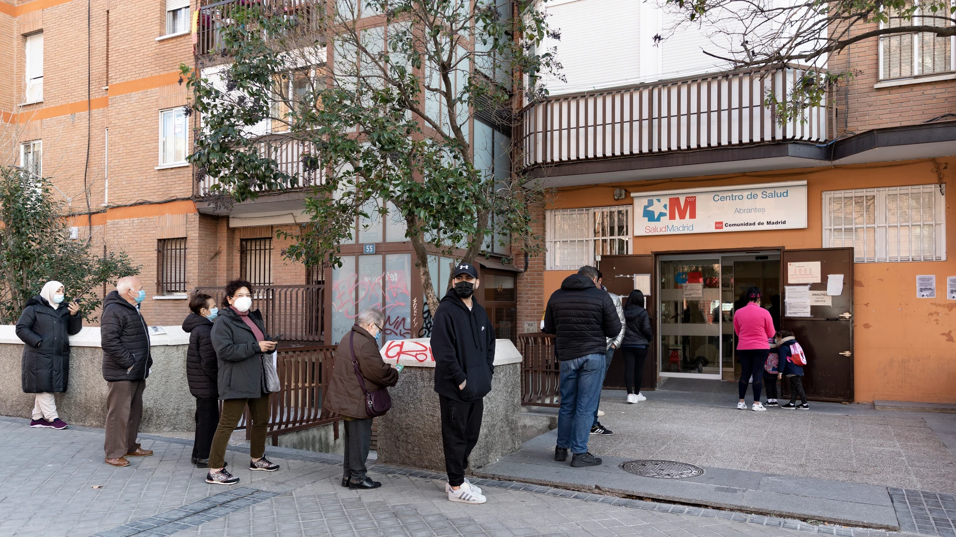 Un grupo de personas esperan en una fila en el Centro de Salud Abrantes, en Madrid. Los centros de salud se han colapsado ante la petición de bajas y altas laborales estos pasados días