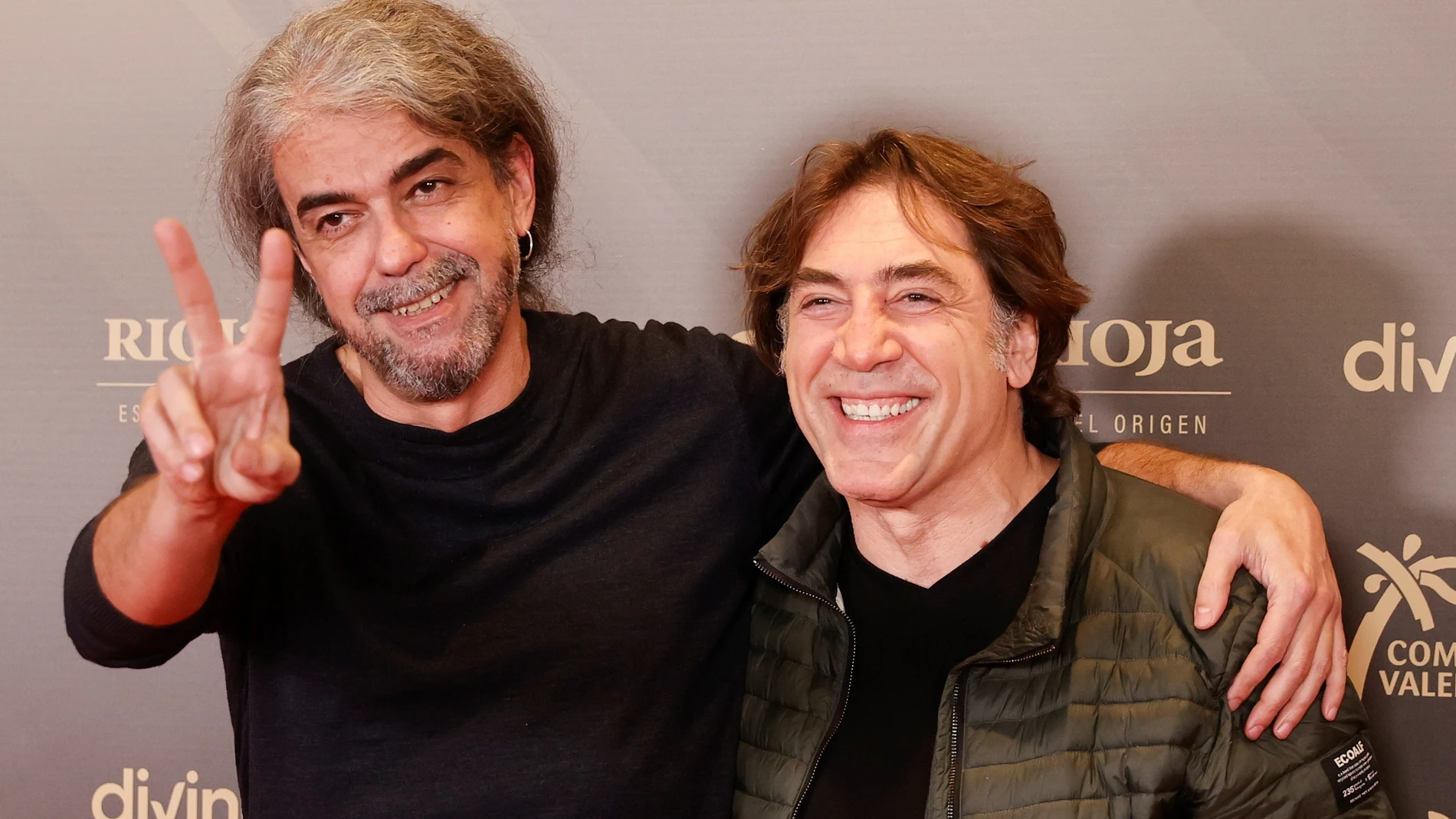 El director Fernando León de Aranoa junto al actor Javier Bardem posan para los medios tras la lectura de la lista de finalistas en las 28 categorías de los Premios Goya