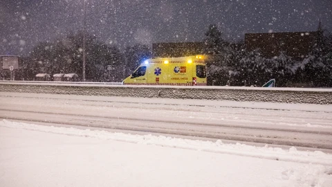 08-01-2021. © Jesús G. Feria.Imagen del Hospital de Getafe que ha debido cerrar los accesos a urgencias por la nieve acumulada en sus rampas de acceso debiendo hacer el ingreso de las pocas ambulancias que han podido acceder, por la puerta principal. Problemas ademas para el cambio de turno del personal sanitario al encontrarse atrapados los vehículos del turno de tarde y la imposibilidad de acceso para mucha gente del turno de la noche.