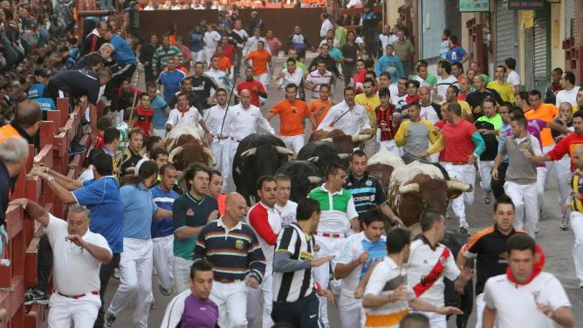Varios mozos corren delante de los toros en el municipio de San Sebastián de los Reyes, en una imagen de 2019