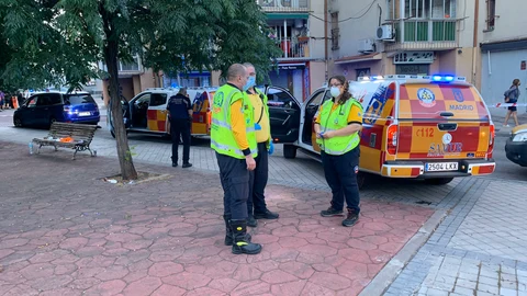 Sanitarios atendieron al joven herido en Ciudad Lineal