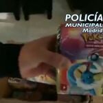 Requisan casi 43.000 muñecos, cromos y cartas falsificados a dos hombres que intentaron agredir a los agentes