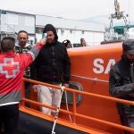 Vista de la llegada de cinco inmigrantes rescatados al puerto de Motril