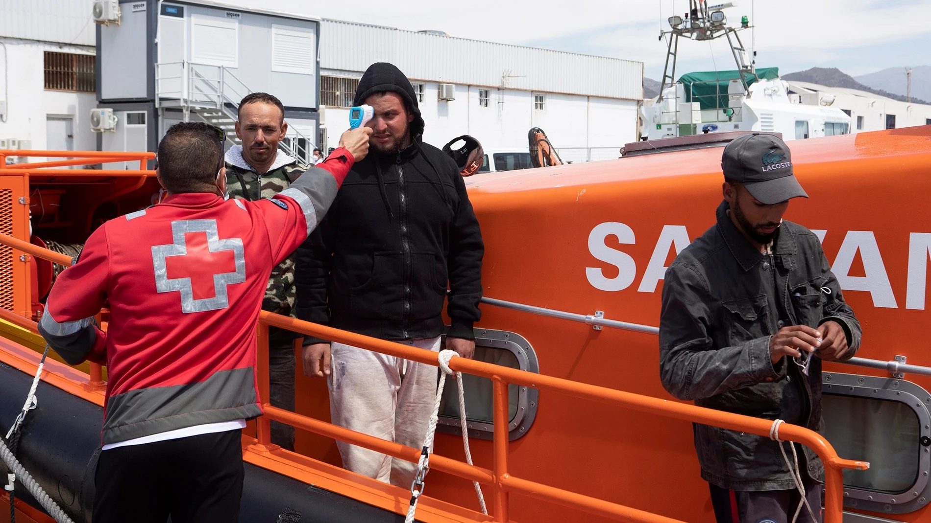 Vista de la llegada de cinco inmigrantes rescatados al puerto de Motril