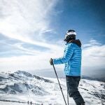 Un hombre, en primer término, equipado para esquiar en Sierra NevadaCETURSA20/02/2021