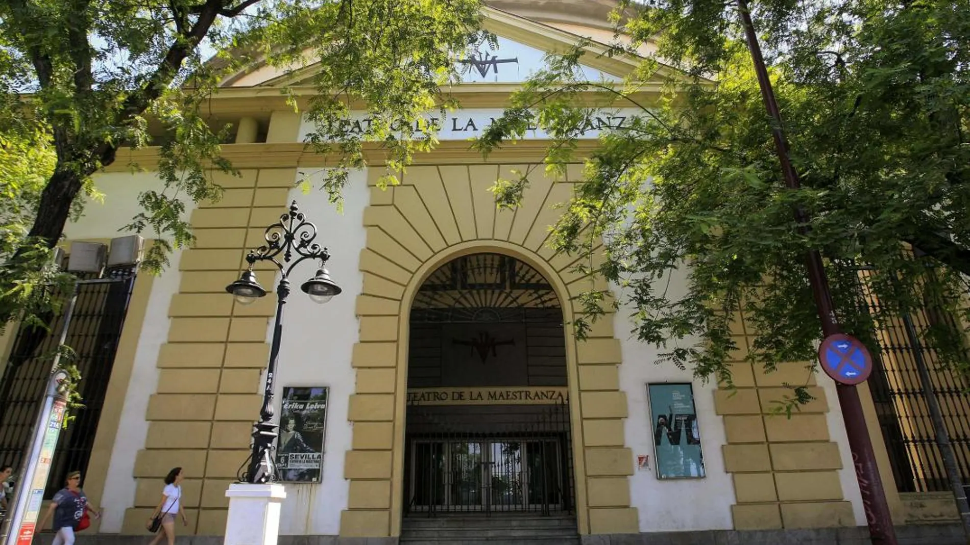 Vista de la fachada principal del Teatro de la Maestranza de Sevilla