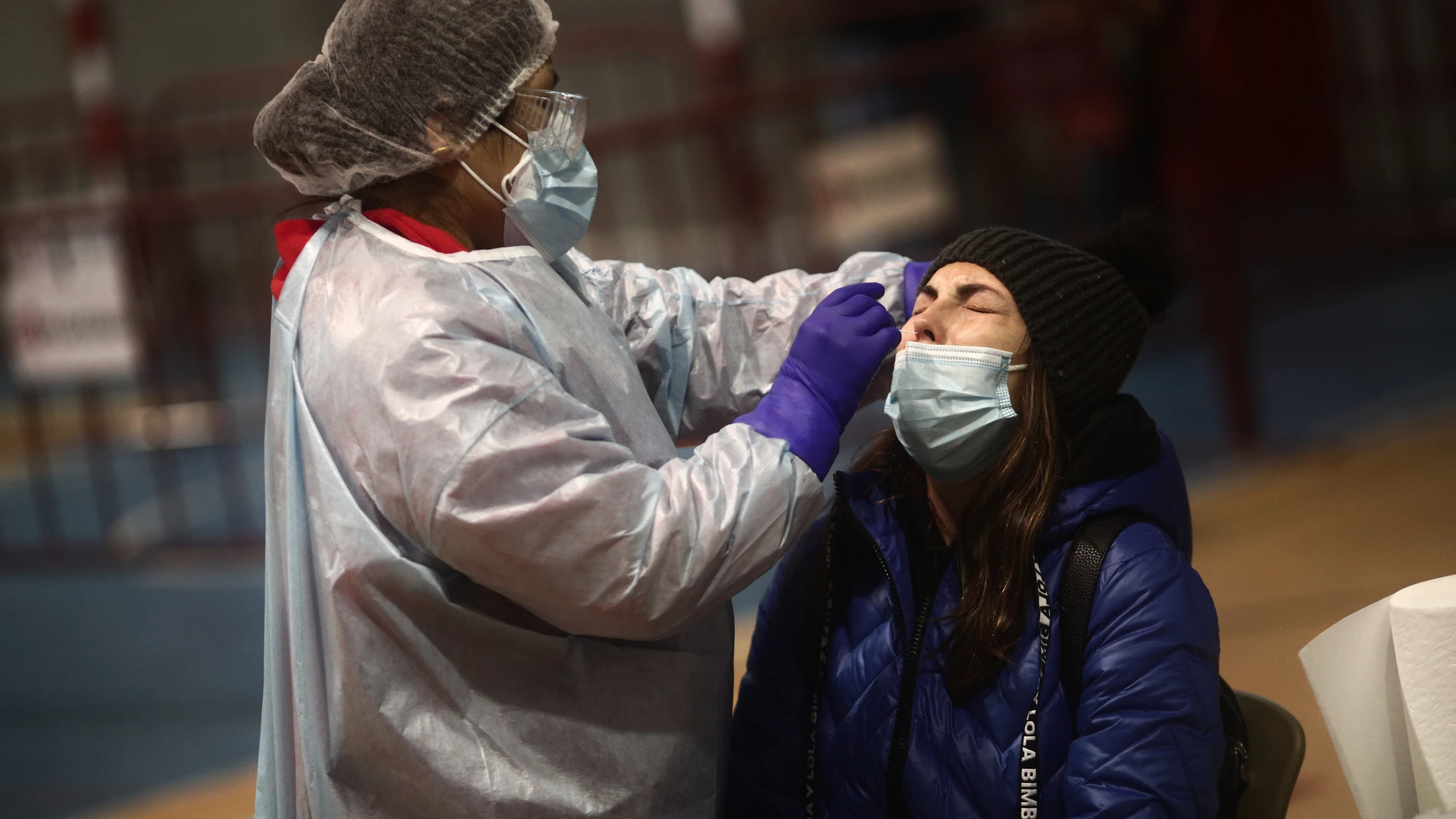 Un sanitario realiza test de antígenos de detección del Covid