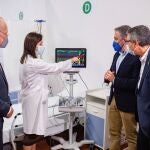 El consejero Elías Bendodo, junto al presidente de la Diputación de Málaga, Francis Salado, a la derecha; y el alcalde de Málaga, Francisco de la Torre, en el Hospital Regional de Málaga.