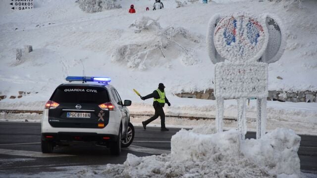 La Guardia Civil vigila el acceso de público al puerto de Navacerrada