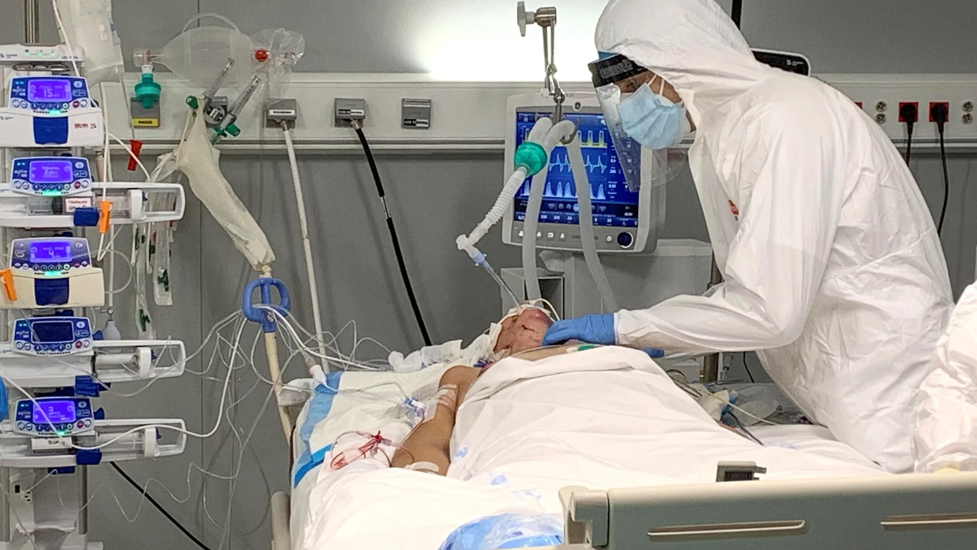 Un médico realiza una intervención quirúrgica, en el Hospital público Isabel Zendal, a una paciente con coronavirus