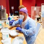 Un trabajador sanitario prepara la primera dosis de la vacuna contra el Covid-19 en el Hospital Severo Ochoa de Leganés