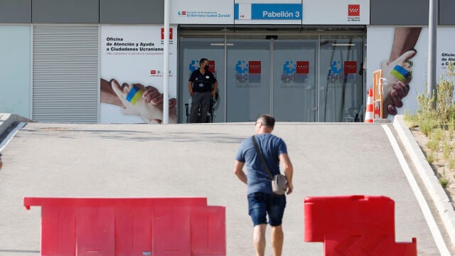 Un hombre se acerca al punto de vacunación del hospital Isabel Zendal de Madrid. Madrid vacuna contra la viruela del mono en este centro