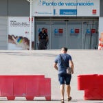 Un hombre se acerca al punto de vacunación del hospital Isabel Zendal de Madrid. Madrid vacuna contra la viruela del mono en este centro
