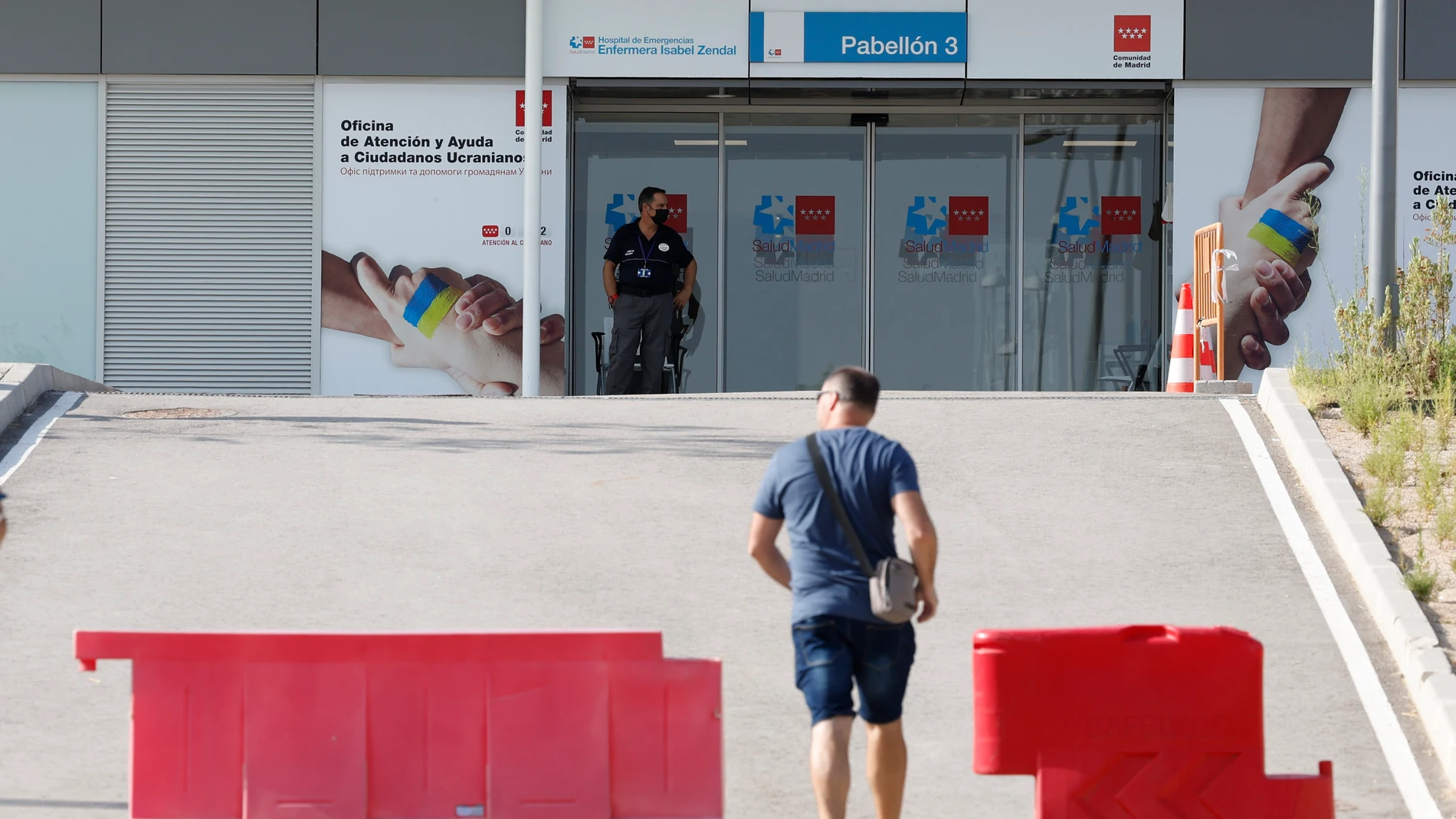 Un hombre se acerca al punto de vacunación del hospital Isabel Zendal de Madrid. Madrid vacuna contra la viruela del mono en este centro