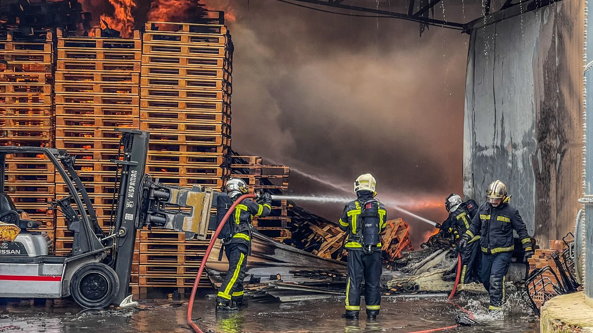 Incendio en una nave industrial en Torrejón de la Calzada