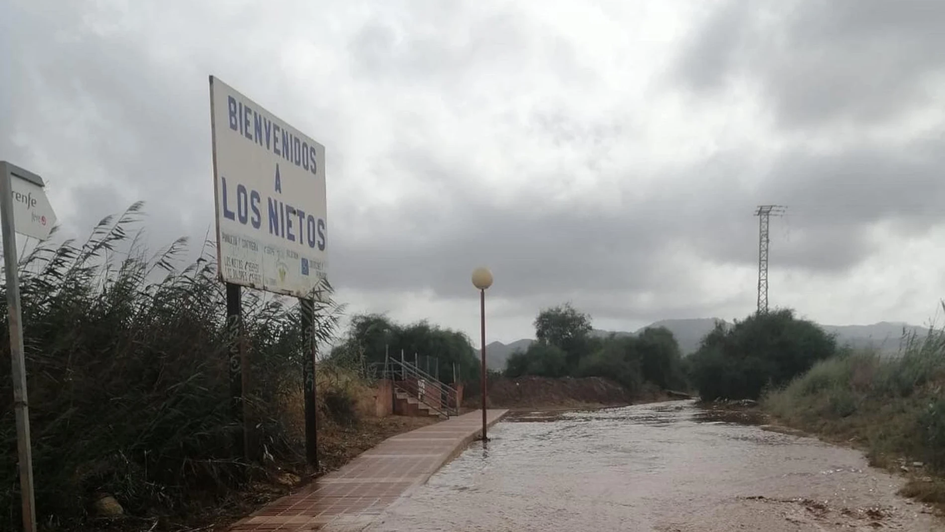 Carreteras y vías totalmente anegadas como consecuencia de las fuertes lluvias en la Comarca de Cartagena