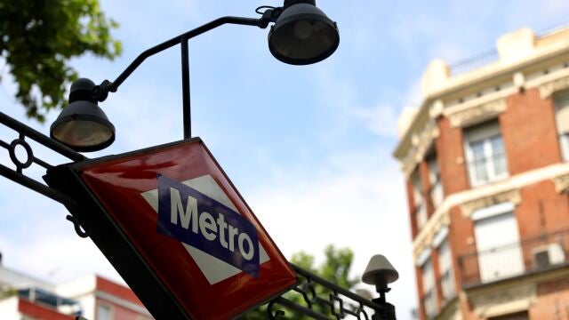 Imagen de una entrada al Metro de Madrid