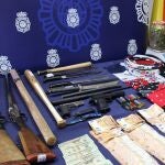 Se han intervenido dos pistolas, tres escopetas, cinco machetes, munición, dinero en efectivo y diverso material relacionado con los Dominican Don't Play