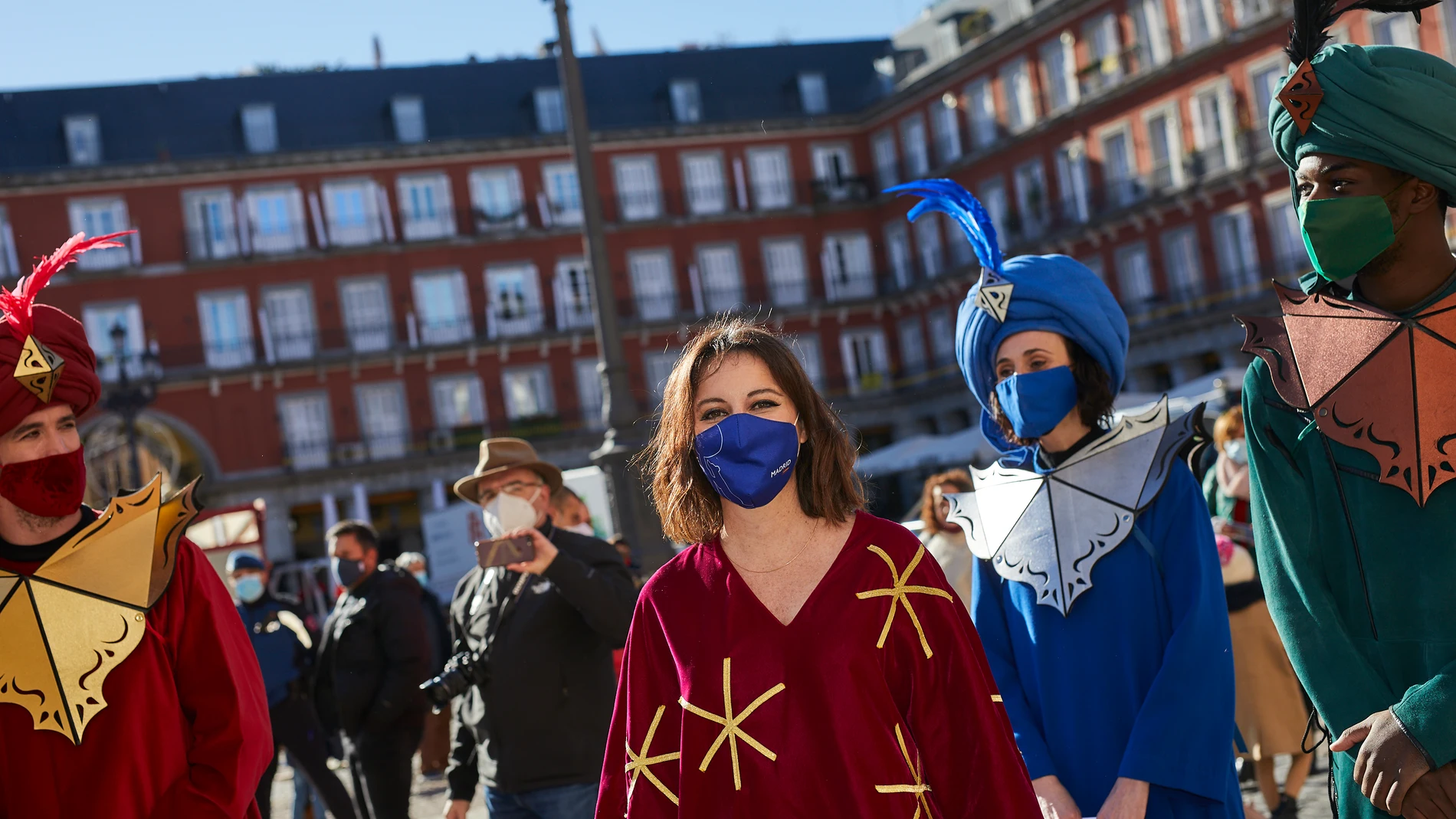 La delegada del Área de Cultura, Turismo y Deporte del Ayuntamiento de Madrid, Andrea Levy (2i), junto a los Pajes Reales, en Madrid, explica cómo será la llegada de los Reyes Magos a la ciudad