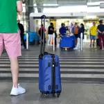 Viajeros que llegan al aeropuerto de Barajas