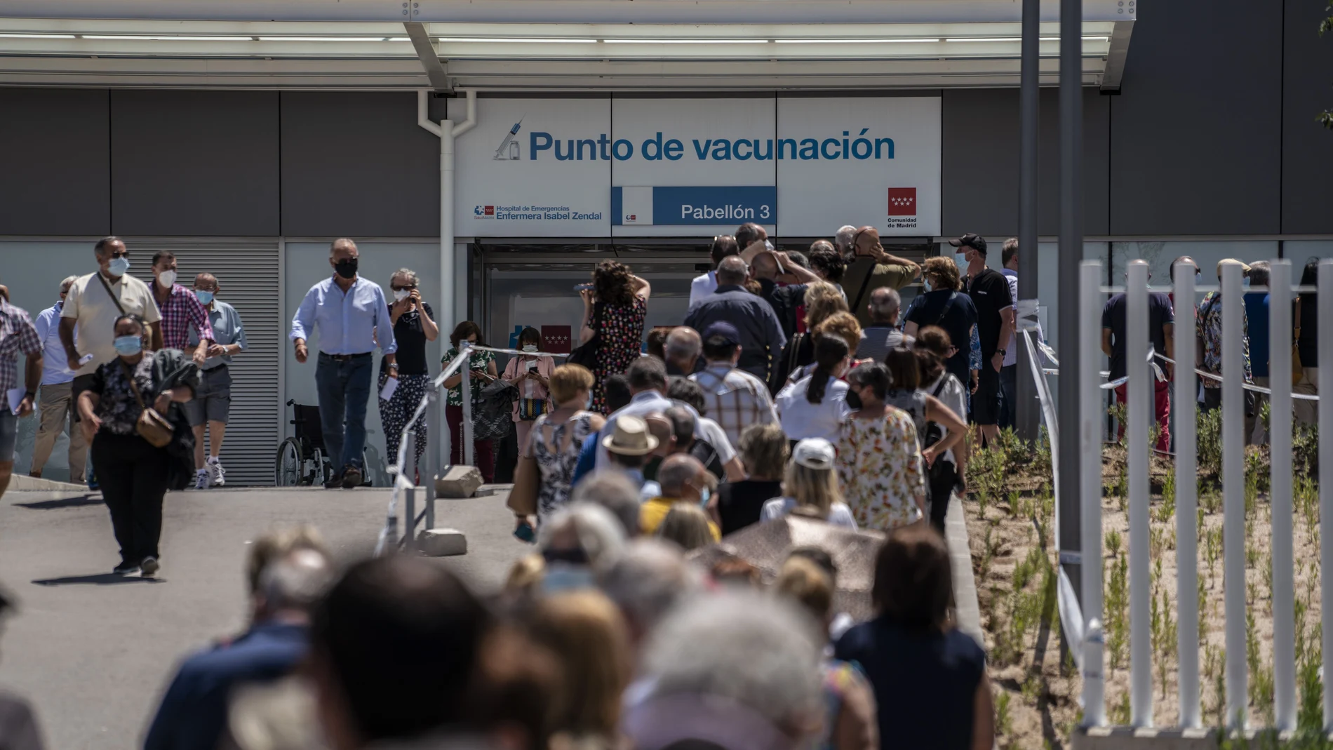 Vacunación en el hospital Isabel Zendal de Madrid